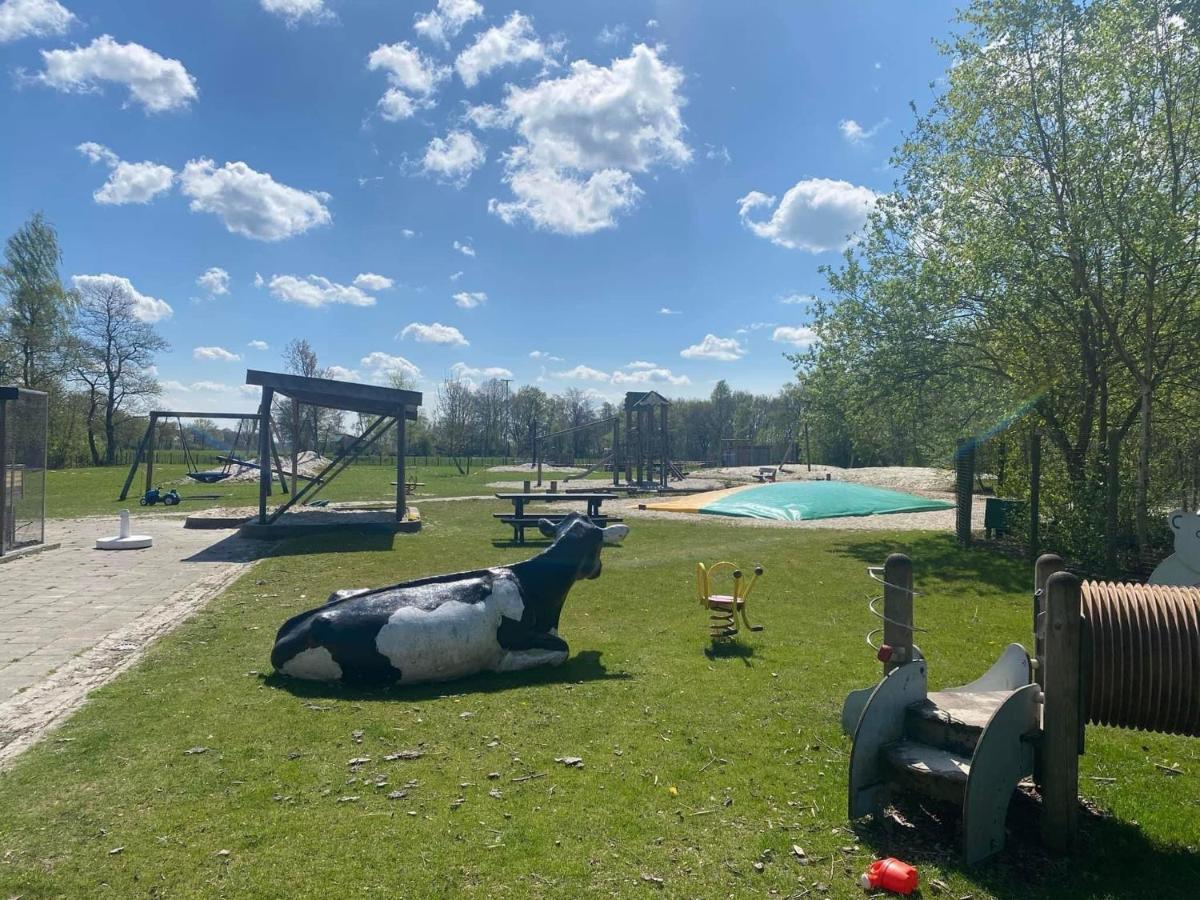 Pipowagens Bij Pannenkoekenrestaurant & Camping De Koppenjan 'Een Uniek Verblijf Met Kinderspeelboerderij' Jubbega-Schurega Esterno foto